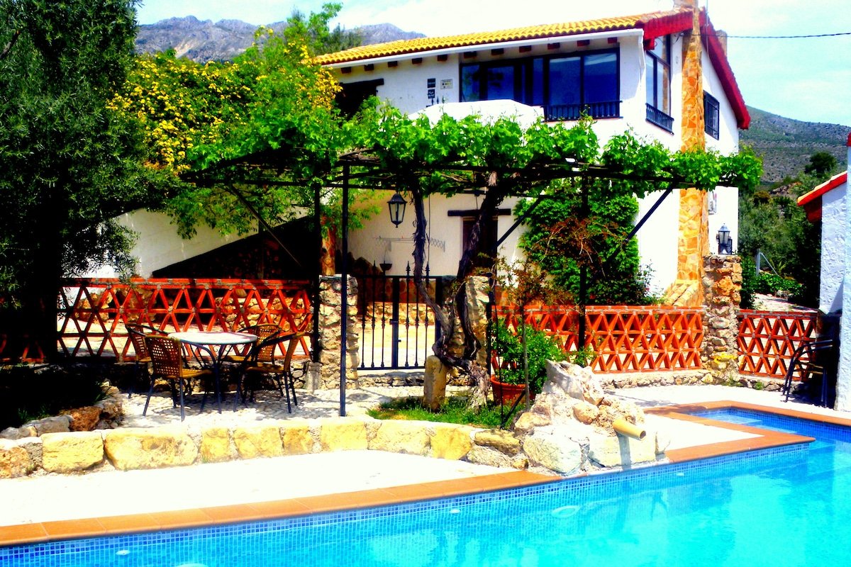 Excellent cottage, swimming pool and magnificent views