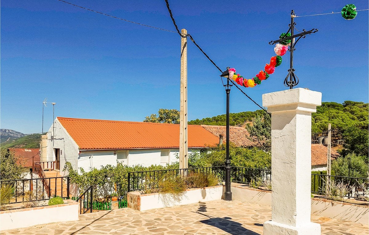 Nice home in El Centenillo with WiFi