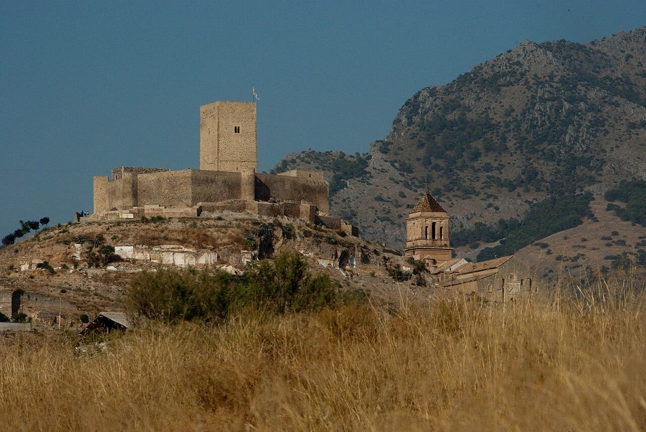 Visita nocturna teatralizada a la luz de las velas en el castillo de Alcaudete
