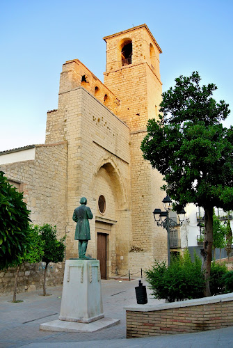 Monumento al poeta Almendros Aguilar obra de Jacinto Higueras